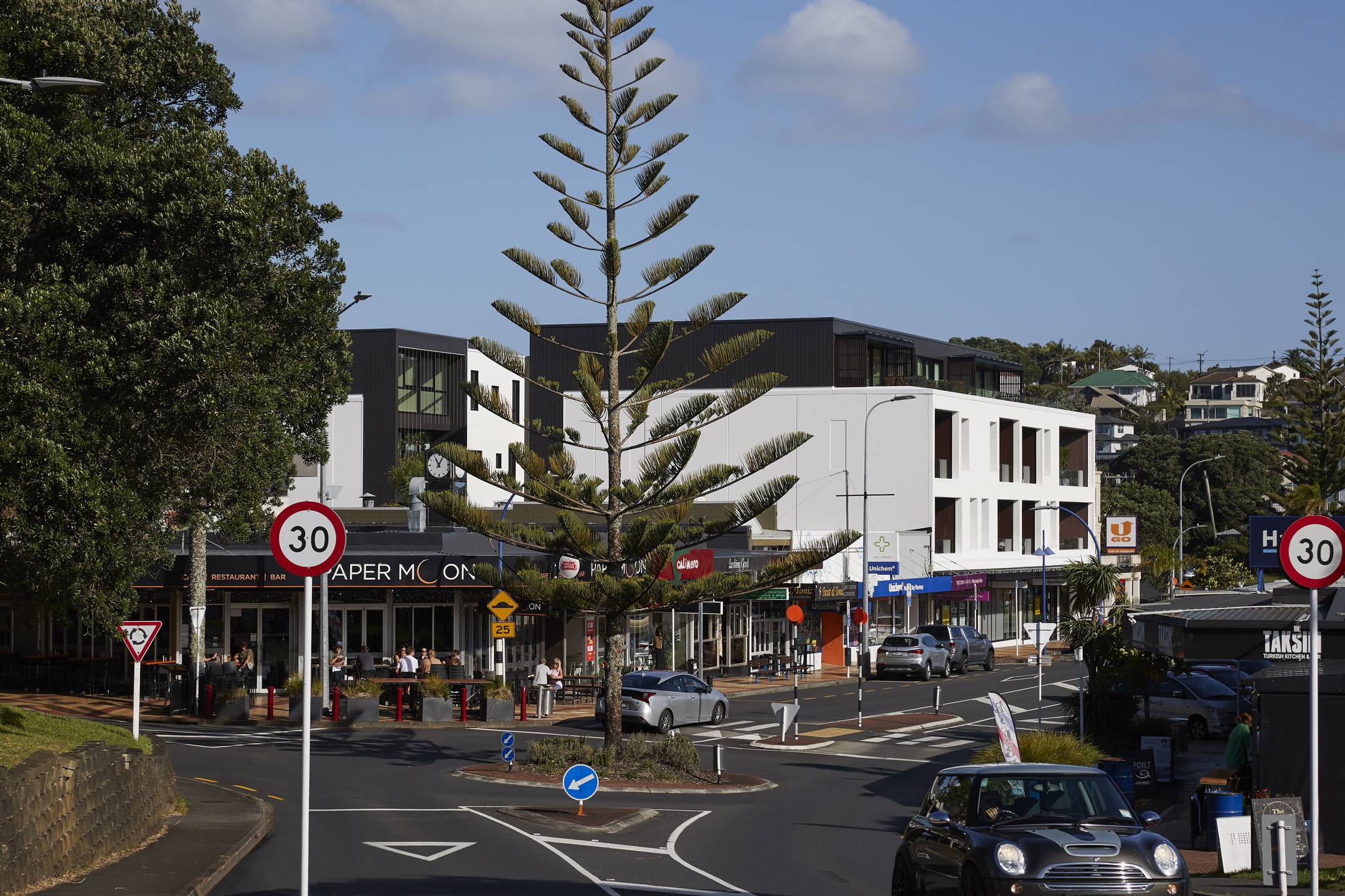 Mairangi Bay Apartments by Herbst Maxcey Metropolitan Architects