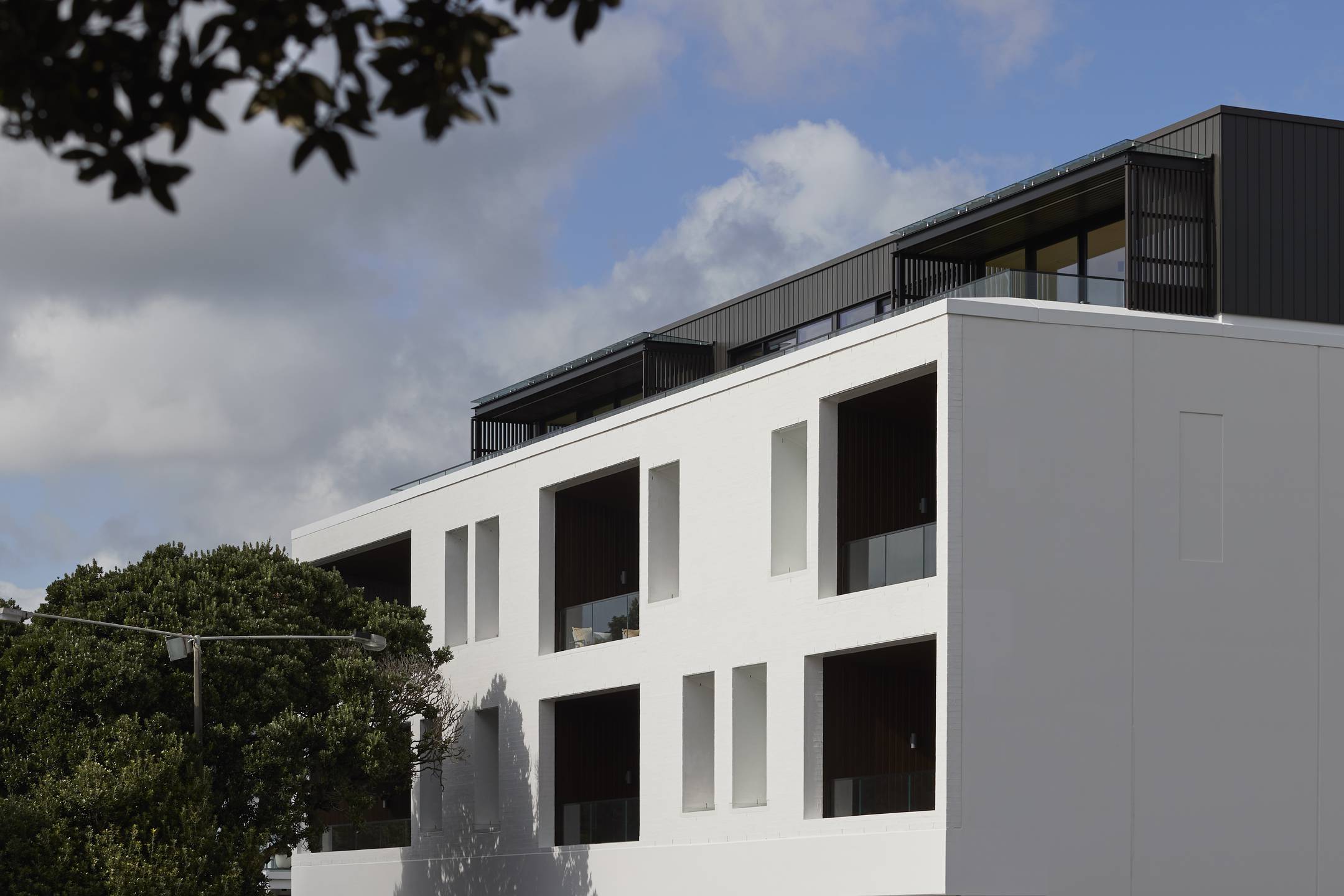 Mairangi Bay Apartments by Herbst Maxcey Metropolitan Architects
