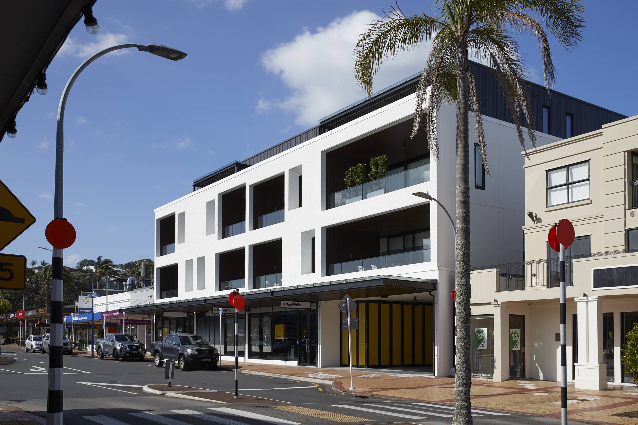 Mairangi Bay Apartments by Herbst Maxcey Metropolitan Architects