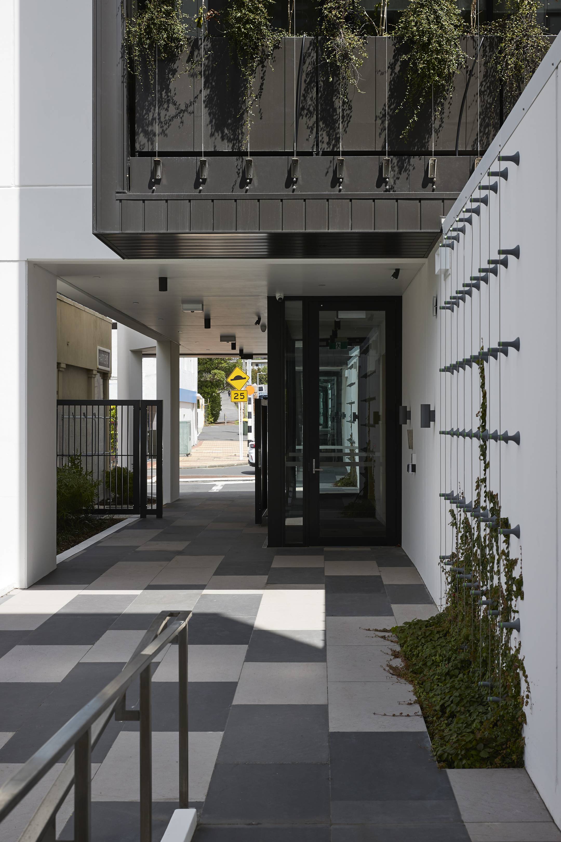 Mairangi Bay Apartments by Herbst Maxcey Metropolitan Architects